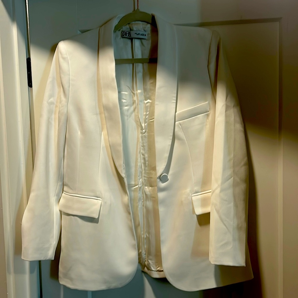 Zara, White Tuxedo Blazer

S